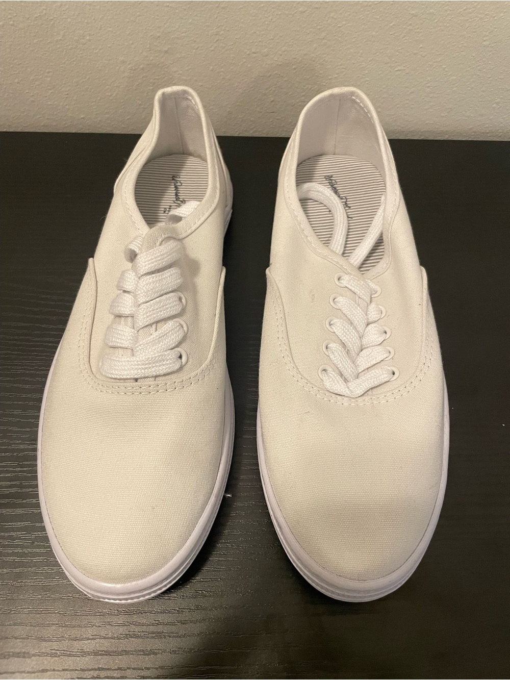 NWOT - Universal Thread Women's Canvas Sneakers in White Size 7